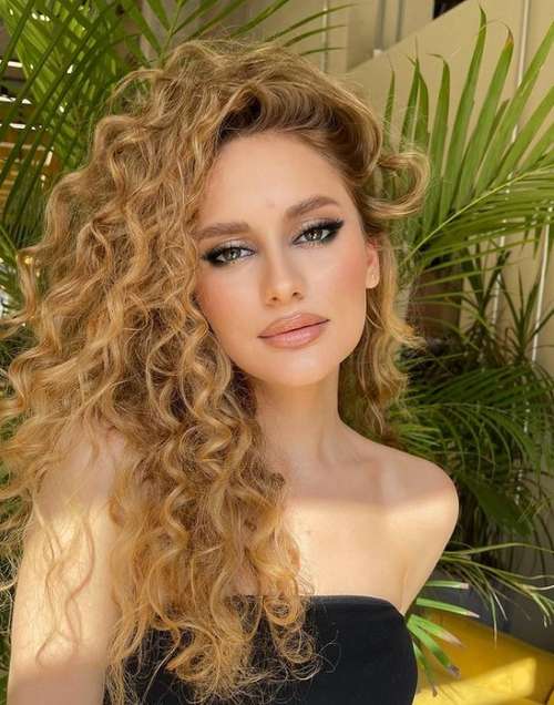 Coupes de cheveux à la mode 2021 pour cheveux bouclés: actualités, tendances, photos