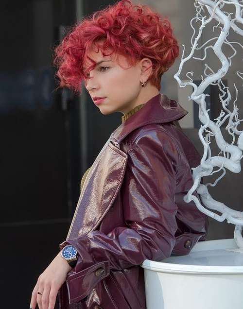 Coupes de cheveux à la mode 2021 pour cheveux bouclés: actualités, tendances, photos