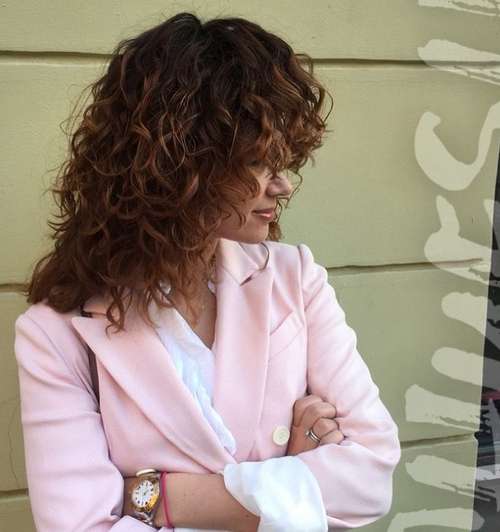 Coupes de cheveux à la mode 2021 pour cheveux bouclés: actualités, tendances, photos