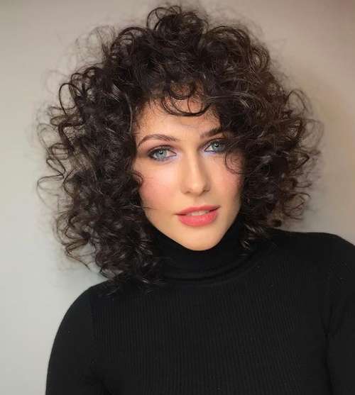 Coupes de cheveux à la mode 2021 pour cheveux bouclés: actualités, tendances, photos