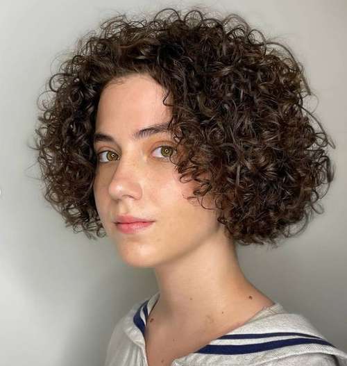 Coupes de cheveux à la mode 2021 pour cheveux bouclés: actualités, tendances, photos