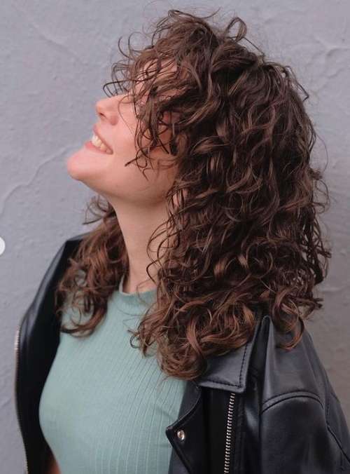 Coupes de cheveux à la mode 2021 pour cheveux bouclés: actualités, tendances, photos