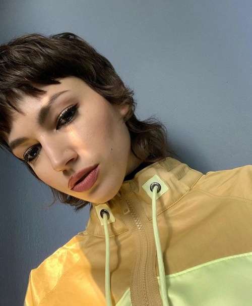 Coupes de cheveux à la mode 2021 pour cheveux bouclés: actualités, tendances, photos