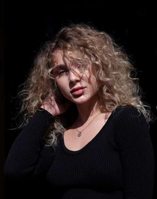 Coupes de cheveux à la mode 2021 pour cheveux bouclés: actualités, tendances, photos