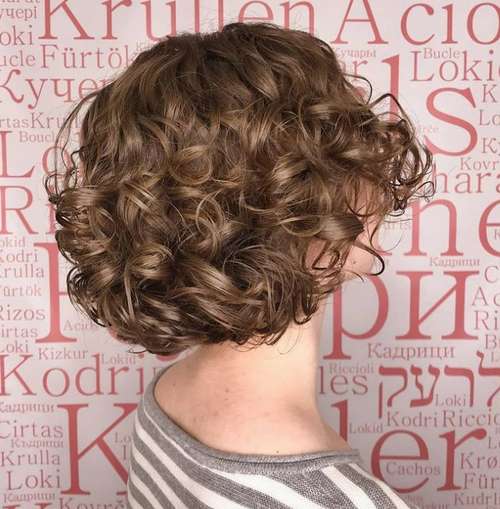 Coupes de cheveux à la mode 2021 pour cheveux bouclés: actualités, tendances, photos