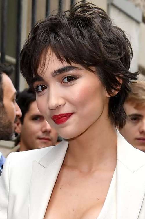 Coupes de cheveux à la mode 2021 pour cheveux bouclés: actualités, tendances, photos