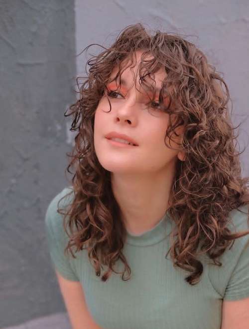 Coupes de cheveux à la mode 2021 pour cheveux bouclés: actualités, tendances, photos