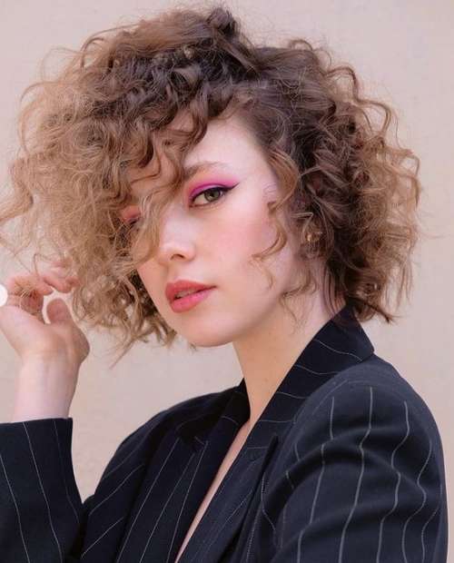 Coupes de cheveux à la mode 2021 pour cheveux bouclés: actualités, tendances, photos
