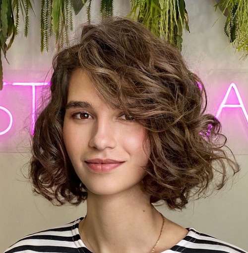 Coupes de cheveux à la mode 2021 pour cheveux bouclés: actualités, tendances, photos