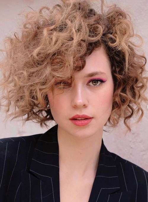 Coupes de cheveux à la mode 2021 pour cheveux bouclés: actualités, tendances, photos