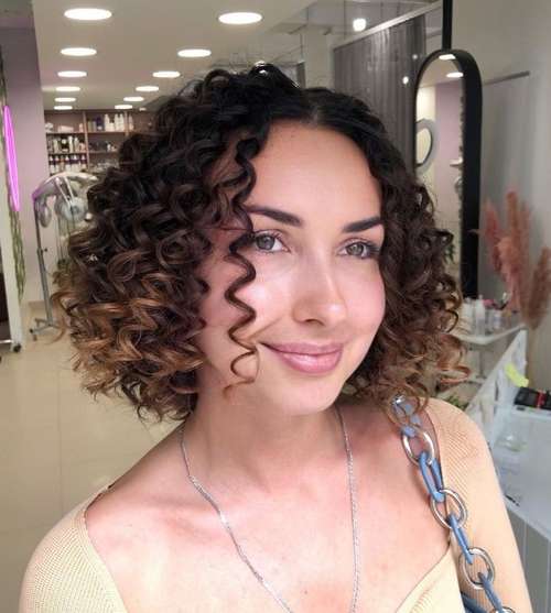 Coupes de cheveux à la mode 2021 pour cheveux bouclés: actualités, tendances, photos