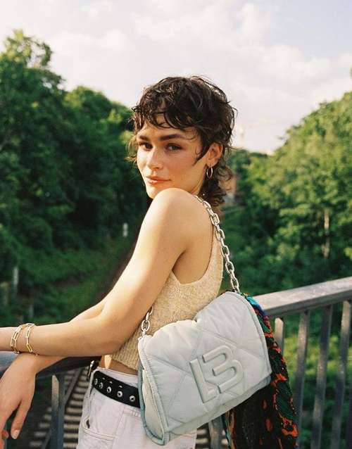 Coupes de cheveux à la mode 2021 pour cheveux bouclés: actualités, tendances, photos