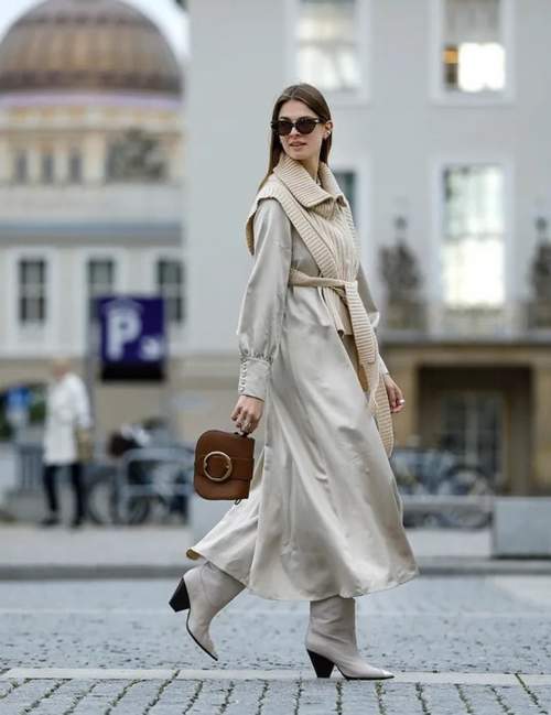 Gilet plastron sur un imperméable