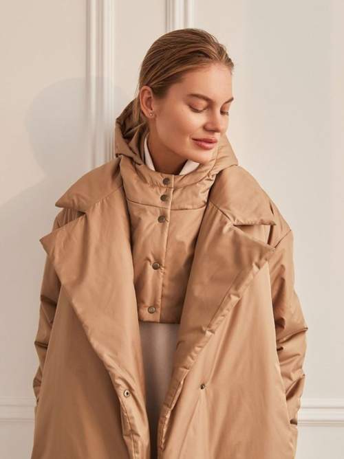 Devant de chemise couleur sable avec une capuche