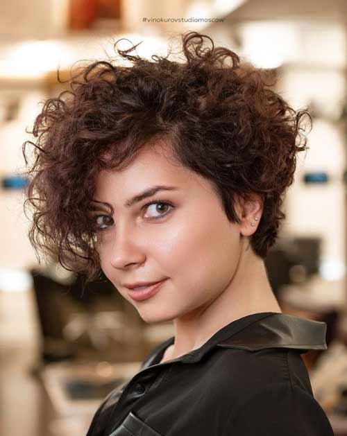 Coupe de cheveux courte bouclée