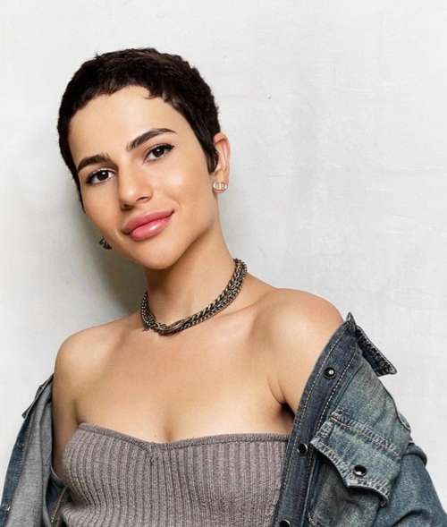 Coupe de cheveux courte bouclée