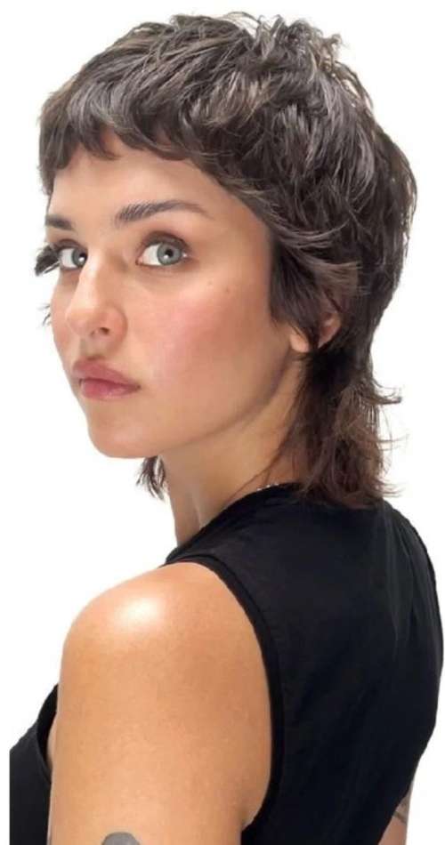 Coupe courte pour cheveux bouclés