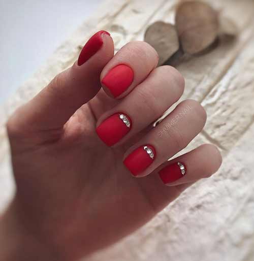 Manucure rouge avec strass