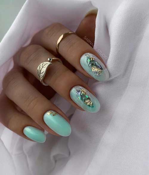 Manucure à la menthe avec un design d'aquarium