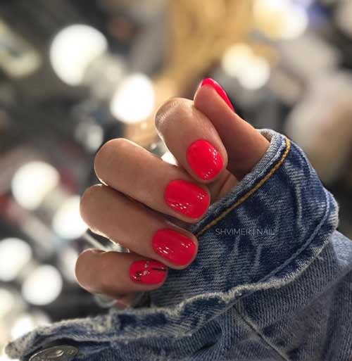 Manucure rouge exquise pour les ongles courts