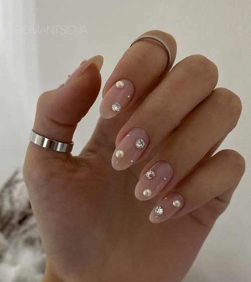 Combinaison exquise de perles et de strass en manucure