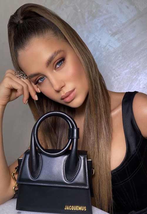 Coiffure du Nouvel An lisse en queue de cheval haute