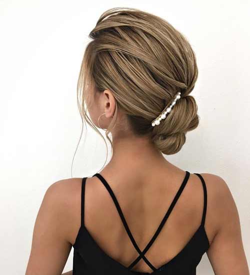 Coiffure avec une épingle à cheveux avec des perles