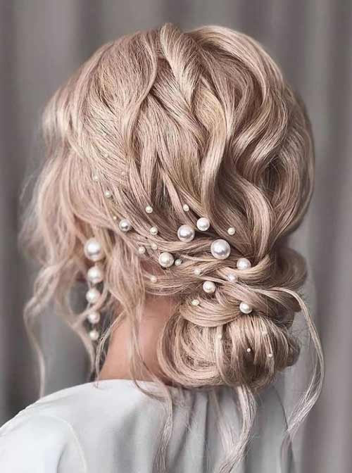 Coiffure du Nouvel An avec des perles