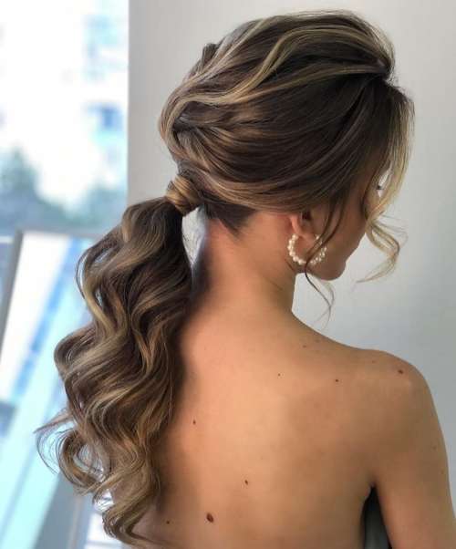 Coiffures pour le Nouvel An: nouveautés 2022, idées photo, tendances mode