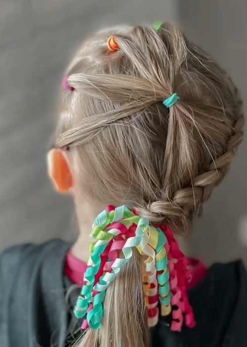 Coiffure pour enfants avec des guirlandes du Nouvel An