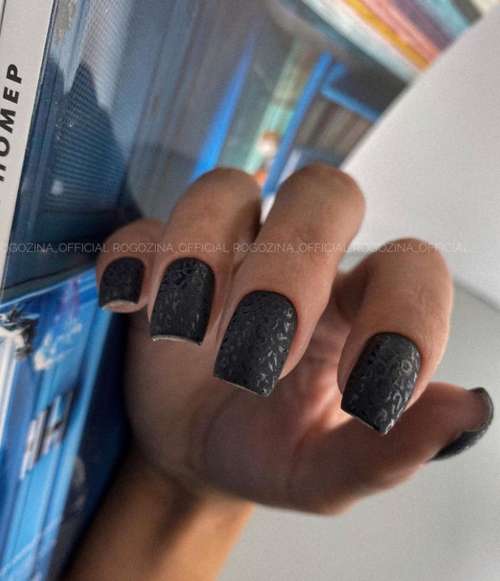 Manucure élégante sombre