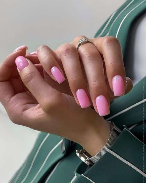 Manucure violette élégante