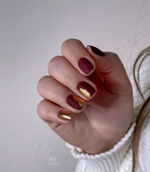 Bordeaux avec des ongles courts dorés