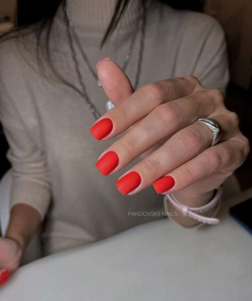 Ongles courts manucure rouge