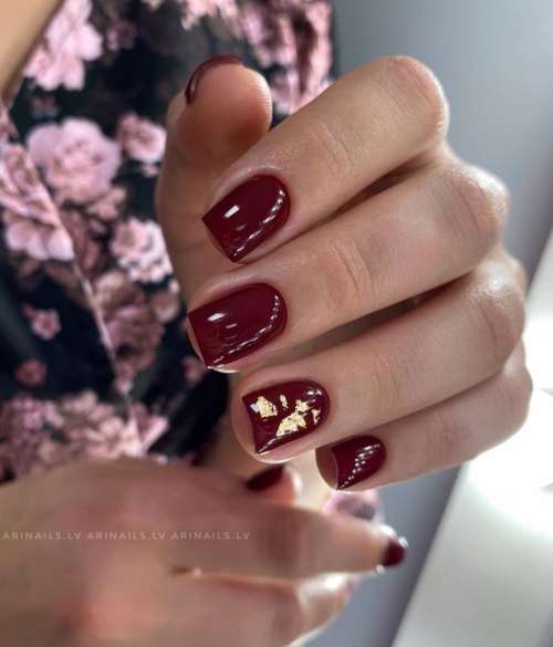 Manucure bordeaux élégante