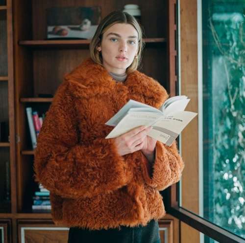 Manteau court en fourrure à poils longs