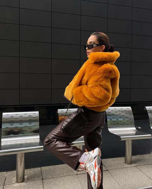 Manteau court en fourrure avec capuche