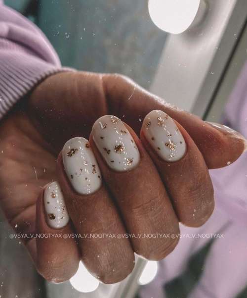 Ongles courts blancs brillants