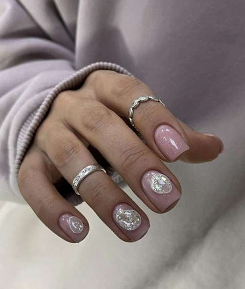 Ongles roses brillants