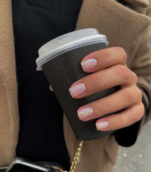 Manucure brillante pour les ongles courts: design 2022, photo