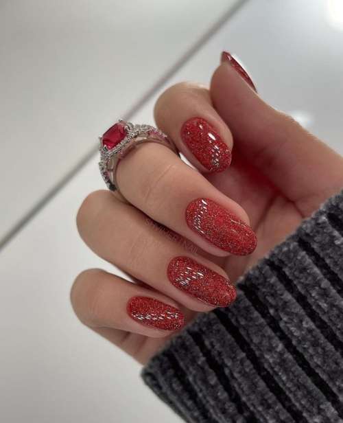 Ongles courts manucure rouge brillant