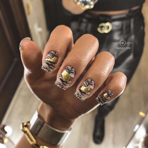 Manucure brillante pour ongles courts et carrés