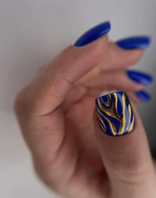 Ongles à paillettes bleues