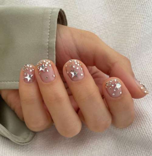 Strass sur ongles nus