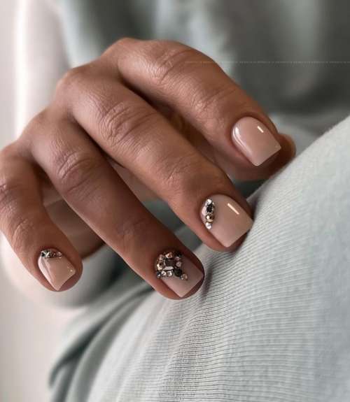 Strass sur ongles courts