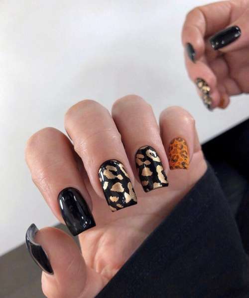 Ongles noirs avec feuille