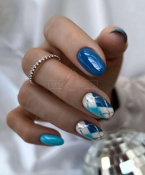 Manucure courte brillante foncée