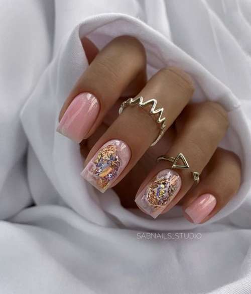 Manucure délicate des ongles courts