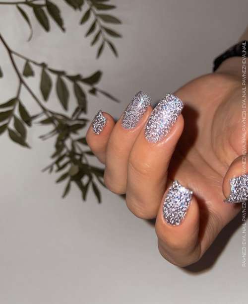 Manucure courte réfléchissante