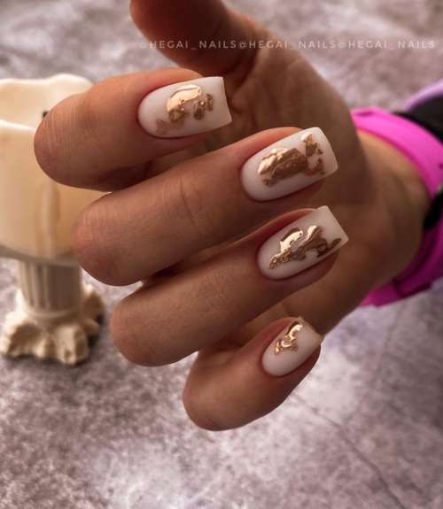 Manucure brillante pour les ongles courts: design 2022, photo